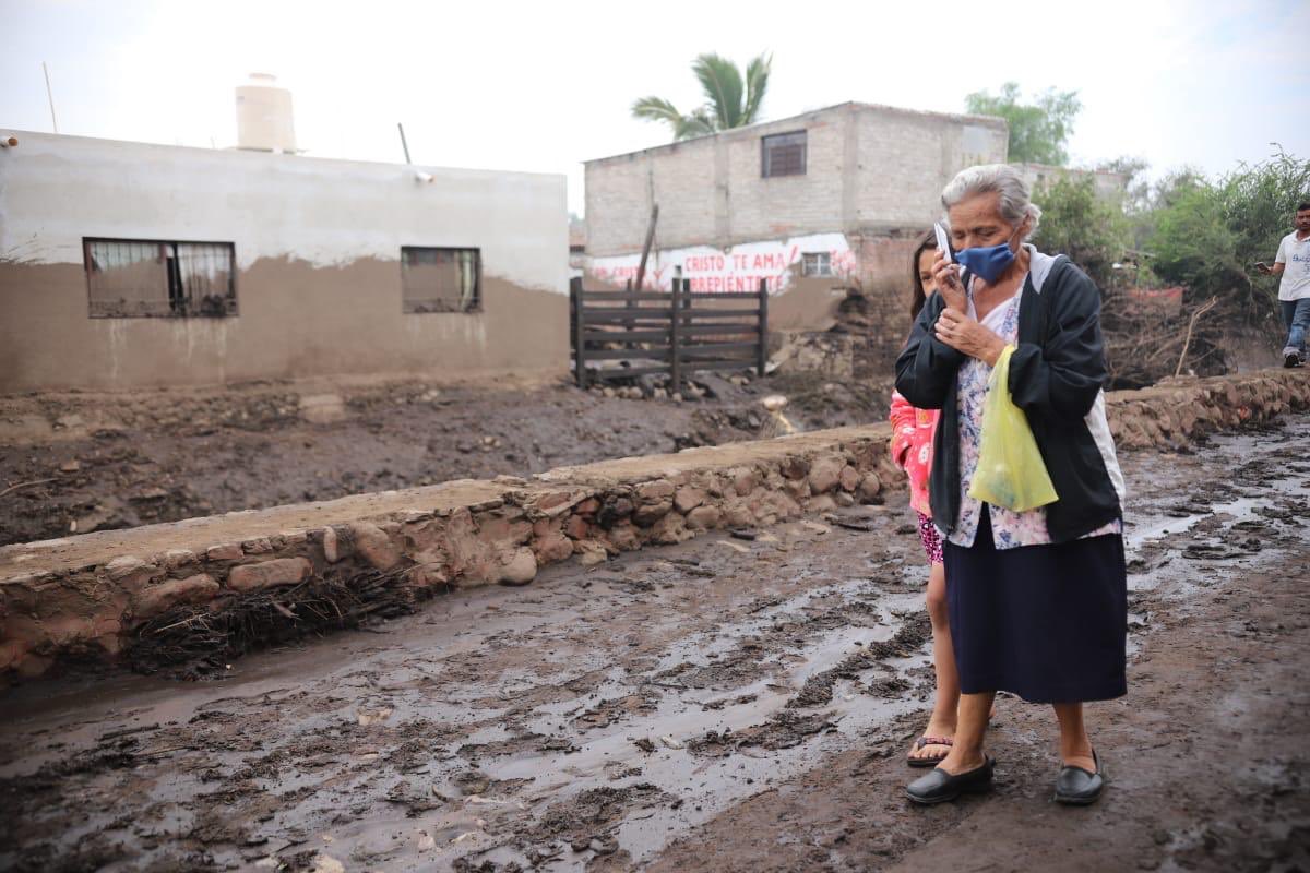 TRAS LA TRAGEDIA. En San Gabriel hay más de 400 elementos de los tres órdenes de gobierno, quienes apoyan en diversas labores, entre ellas las de limpieza. (Foto: Especial)